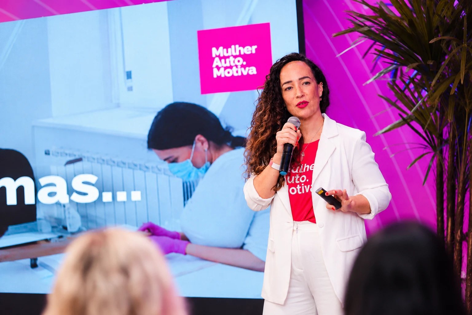 Paola Brandão em palestra do Mulher AutoMotiva